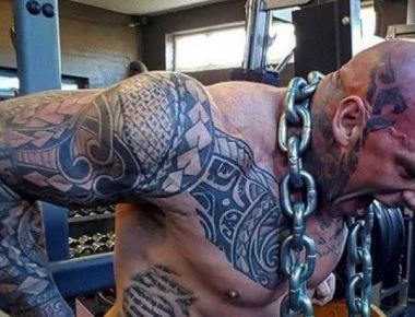 Ο πιο τρομακτικός άνθρωπος στον κόσμο ξερίζωσε έναν σάκο πυγμαχίας (φώτο-βίντεο)